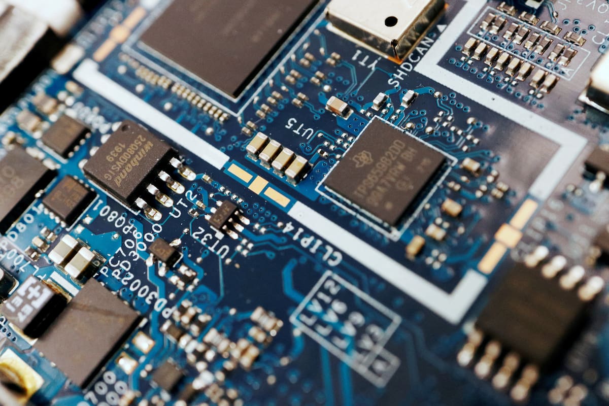 FOTO DE ARCHIVO: Chips semiconductores en una placa de circuito de un ordenador en una foto de ilustración tomada el 25 de febrero de 2022. REUTERS/Florence Lo