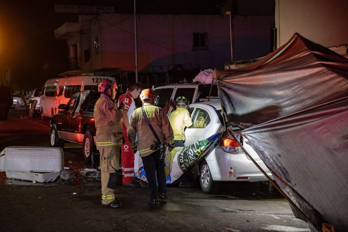 Joven choca contra puesto de tacos y dos vehículos en Zona Centro de Tijuana