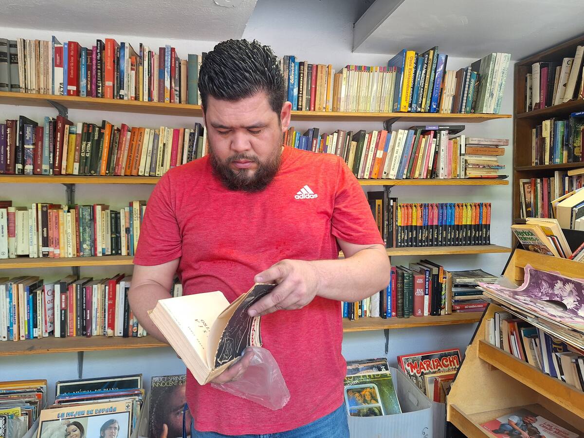 Actualmente Enrique René Soto cuenta en Estación Hidalgo con cerca de mil libros a la venta desde novelas, históricos y terror. FOTO: TANYA VÁSQUEZ