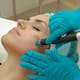 El hack de la doble limpieza para evitar granitos tras maquillaje