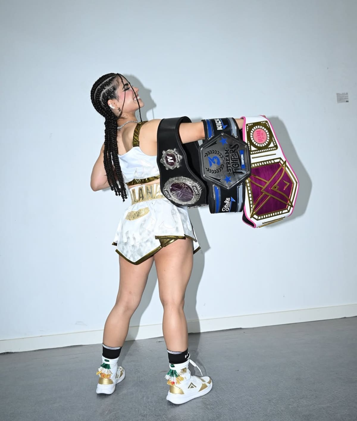 Alana Flores con sus tres cinturones de Velada del Año IV, Stream Fighters 3 y Velada del Año V. (Foto: @alanafloresf)