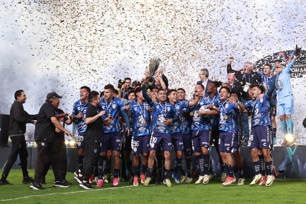 Jugadores de Pachuca celebran al coronarse campeones ante el Columbus Crew en la final de la Concacaf Champions Cup . EFE /David Martínez Pelcastre
