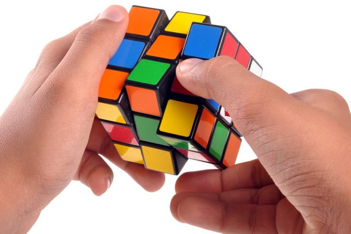 Increíble arma 30 cubos rubik mientras hace hula-hula