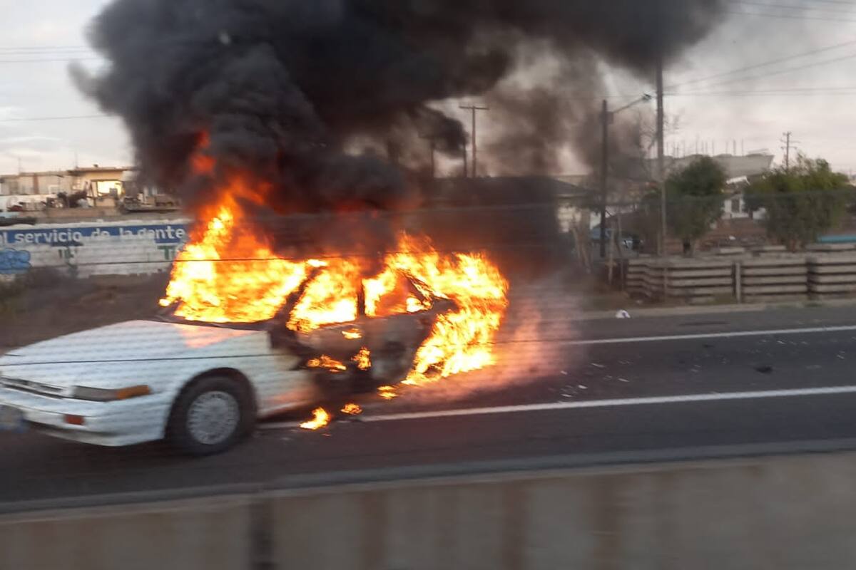 Dos autos fueron encendidos en Rosarito