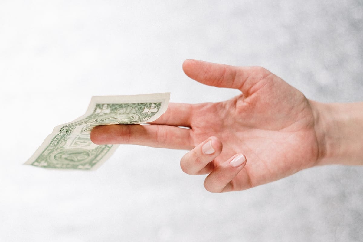 ¿Cuánto debes dejar de propina por país? experto en finanzas te lo cuenta