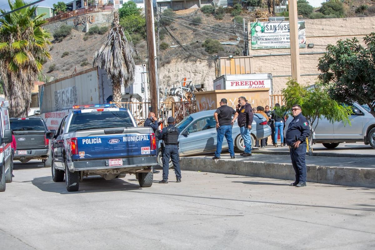 La víctima recibió un disparo en una pierna y el asaltante quedó atorado con su vehículo al intentar escapar. Foto: Border Zoom