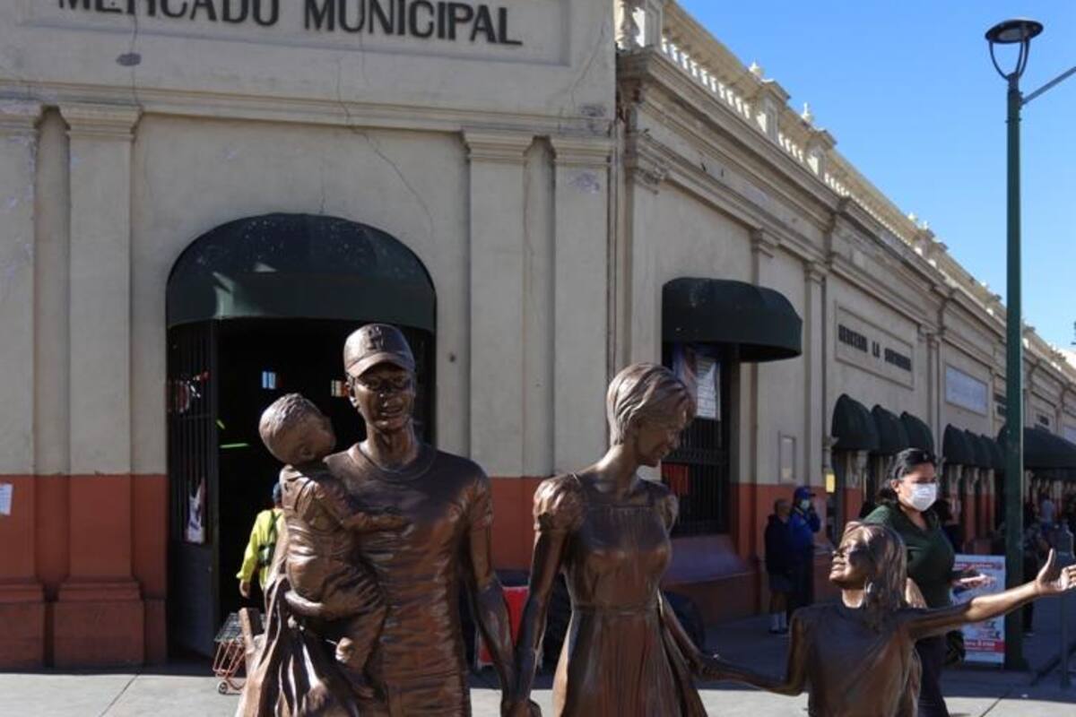 Hermosillo: Muere pequeño que fue modelo para escultura de la familia ubicada en el Mercado Municipal