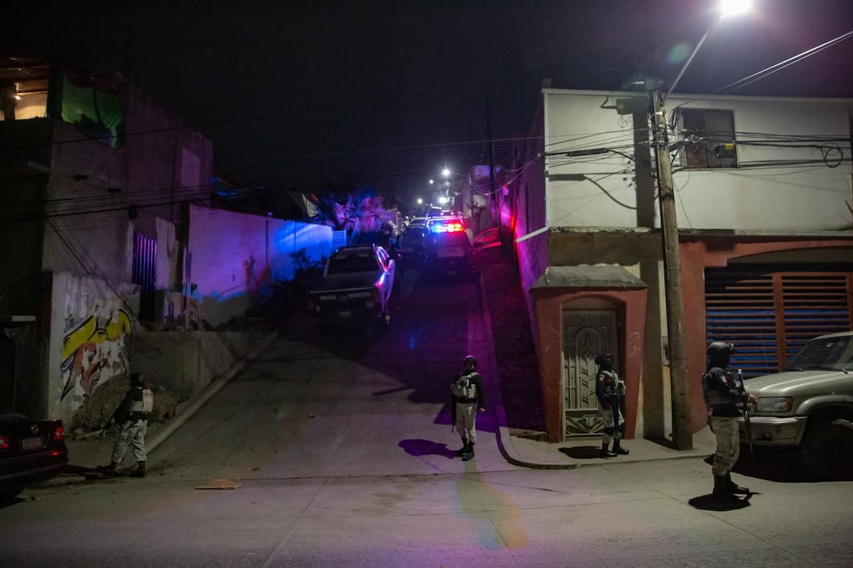 El ataque ocurrió al interior de un domicilio; un tercer hombre fue trasladado en estado grave a la Cruz Roja. Foto: Border Zoom