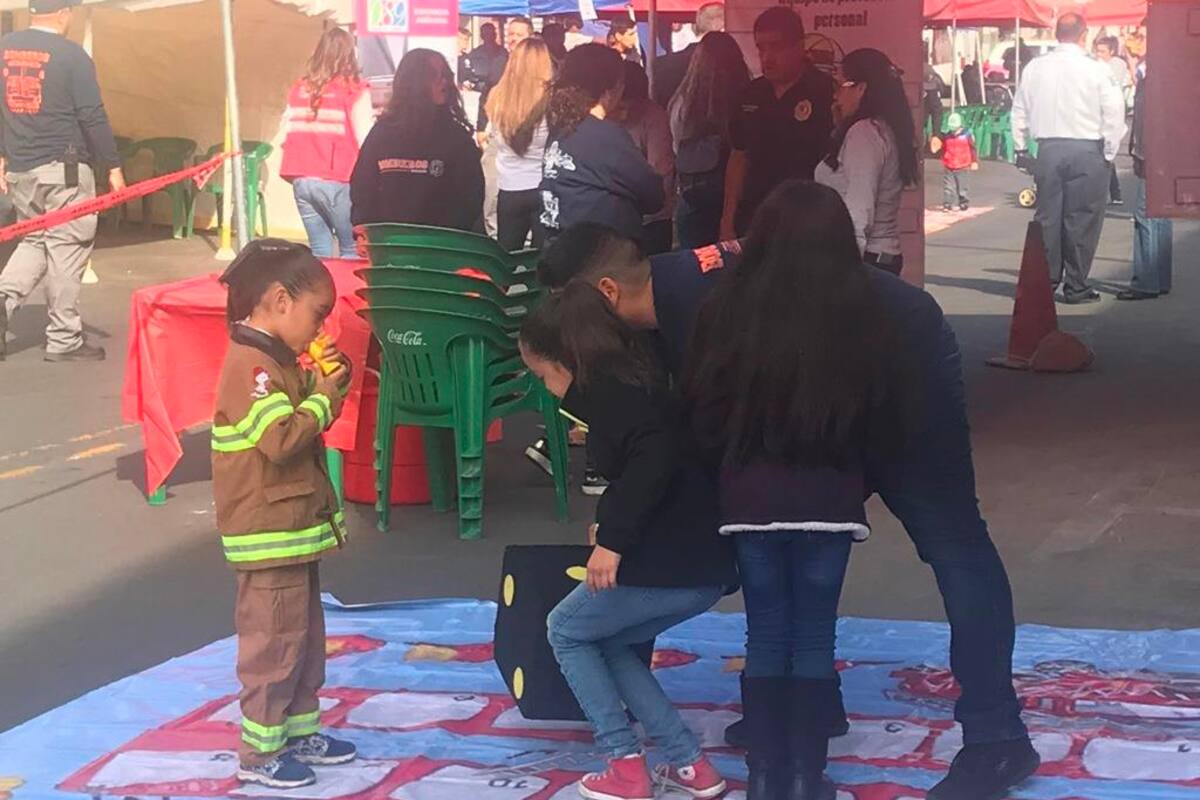 Bomberos de Nogales regalan asientos de seguridad para bebés
