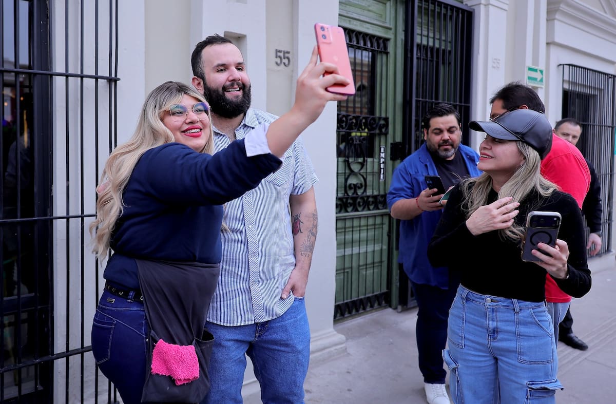 El cantante Carín León se toma fotos con fans en el Centro de Hermosillo. | Eleazar Escobar
