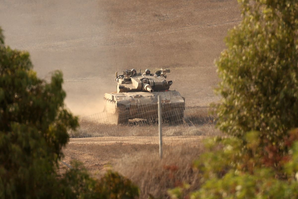 Un tanque israelí cerca de la frontera con la Franja de Gaza. EFE/EPA/ATEF SAFADI