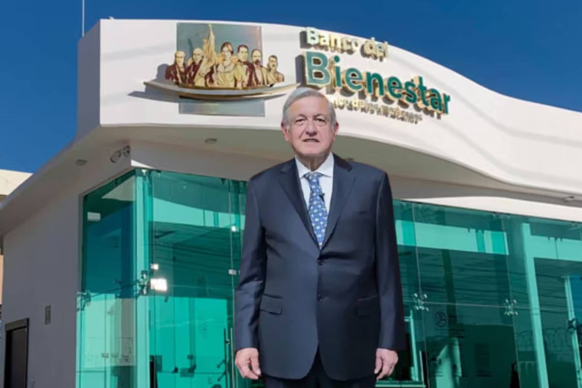 Captan a AMLO saliendo de Banco del Bienestar tras haber cobrado su pensión y reaparece públicamente