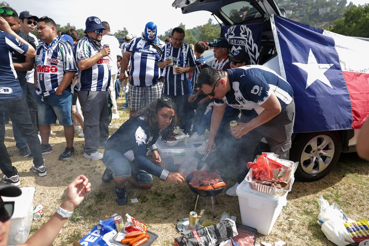 Aficionados hicieron parrillada a las afueras del estadio. Foto: Javier Gallegos.