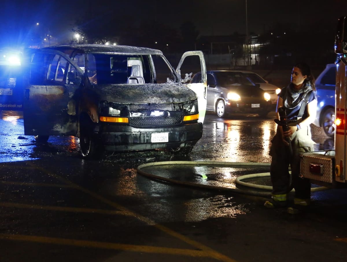 Una camioneta se incendió sobre el bulevar de Río Nuevo, justo frente al C5. Dos tripulantes que viajaban en ella lograron salir ilesos. (Foto: Saúl Martínez)