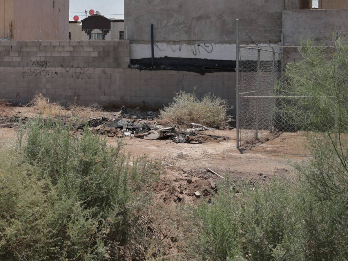 Residentes de Gran Venezia exigen desalojen a invasores de un dren debido a que impiden el acceso de bomberos I Foto: Javier Gallegos