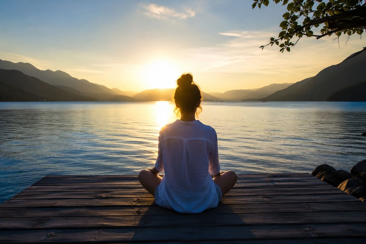 La ataraxia describe un estado de serenidad mental que permite dialogar, reflexionar y afrontar las dificultades sin perder el equilibrio interior. | Imagen de ChatGPT