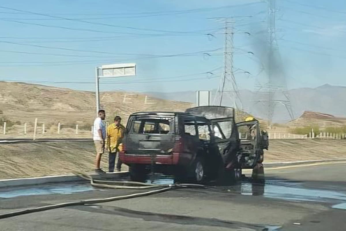 Incendio consume carro sobre la carretera a Tijuana