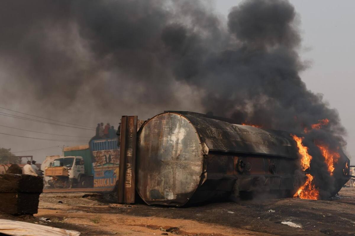 Explosión de camión de combustible deja al menos 70 muertos en Nigeria; la mayoría se habían acercado a recoger gasolina antes de la explosión
