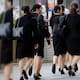 Japón rompió con dos décadas de desigualdad laboral y comenzará a pagar el mismo salario a hombres y mujeres ante una escasez histórica de trabajadores que amenaza con frenar su economía durante las próximas dos décadas si no logra incorporar el talento femenino al mercado formal