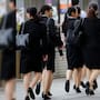 Japón rompió con dos décadas de desigualdad laboral y comenzará a pagar el mismo salario a hombres y mujeres ante una escasez histórica de trabajadores que amenaza con frenar su economía durante las próximas dos décadas si no logra incorporar el talento femenino al mercado formal