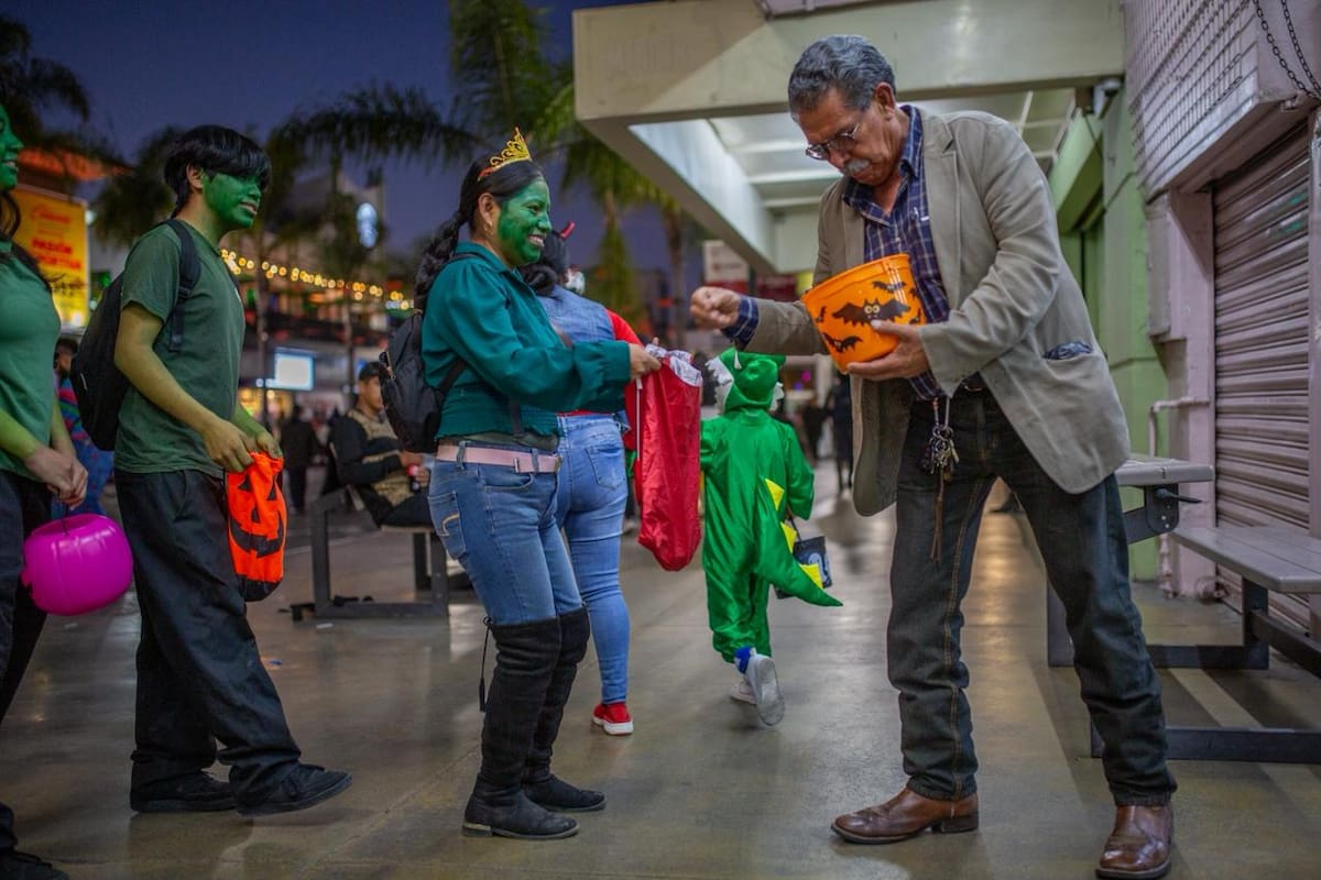 Superhéroes, catrinas y monstruos toman la avenida Revolución por Halloween