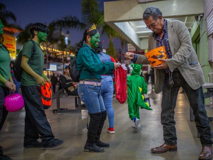 Criaturas toman calles de Tijuana