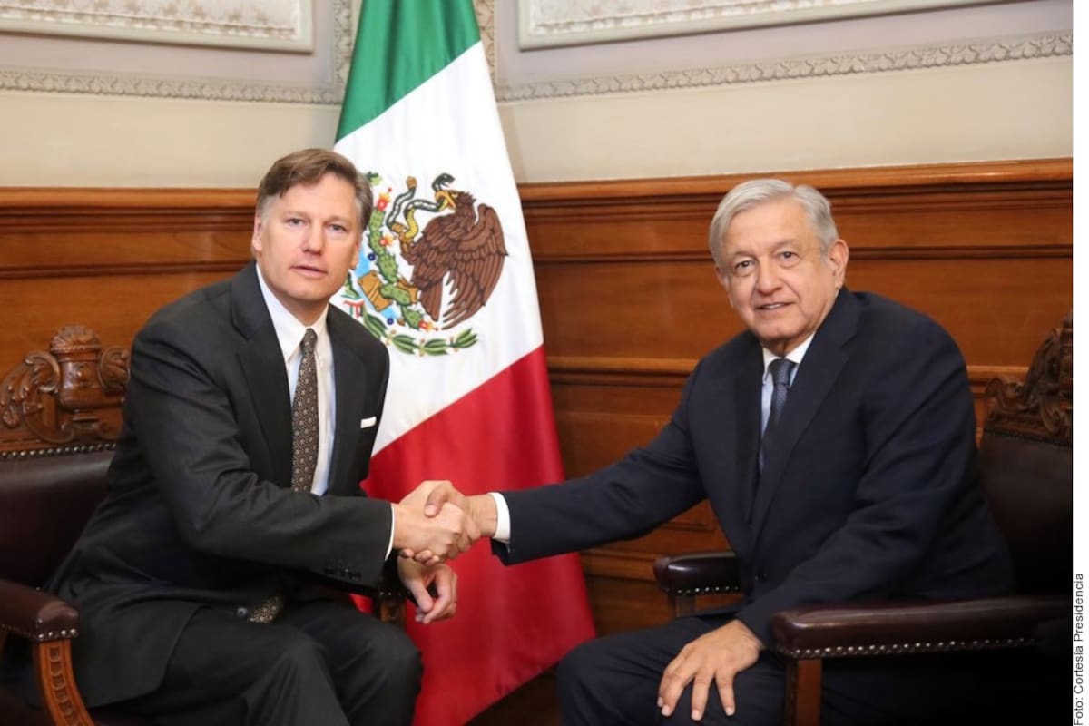 ¿Y esta rosa? Embajador Landau pide a la Virgen por relación México-EU