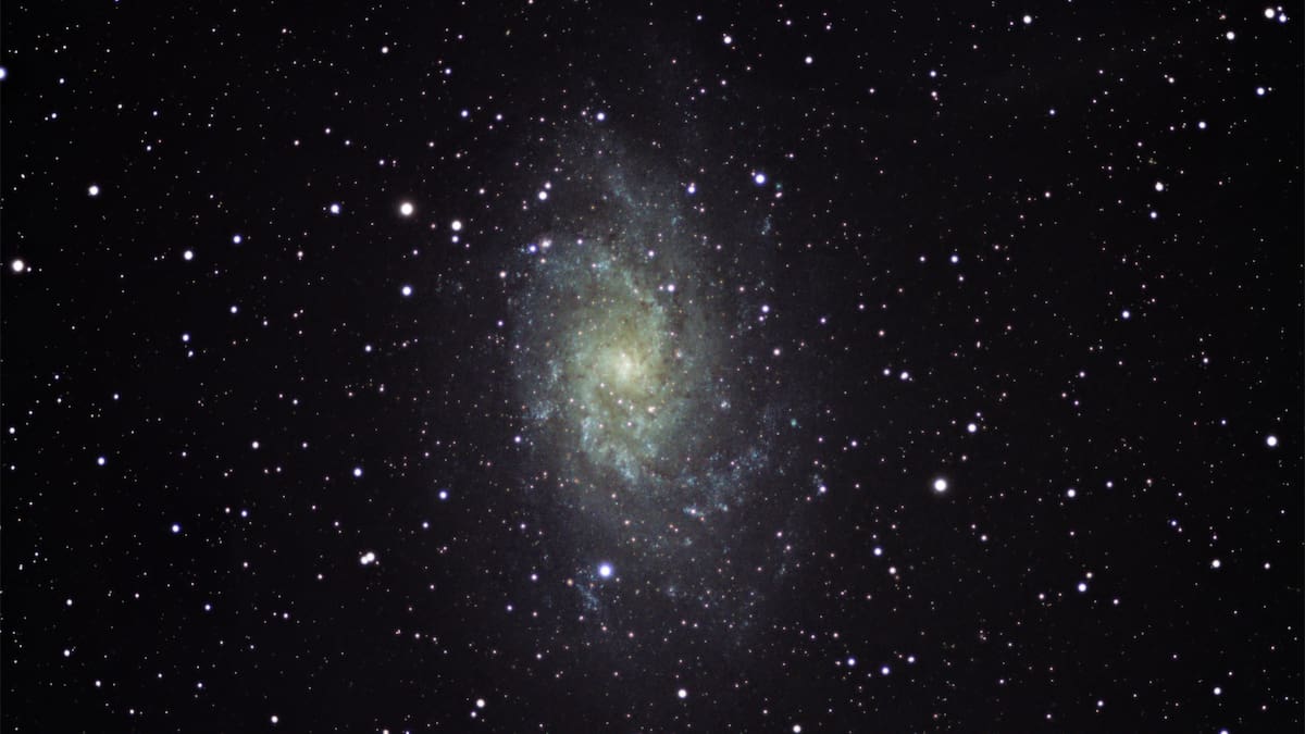 Esta estructura plana, que se extiende por millones de años luz, explica por qué las galaxias vecinas se alejan de forma ordenada y no caen hacia el Grupo Local|Foto: Canva