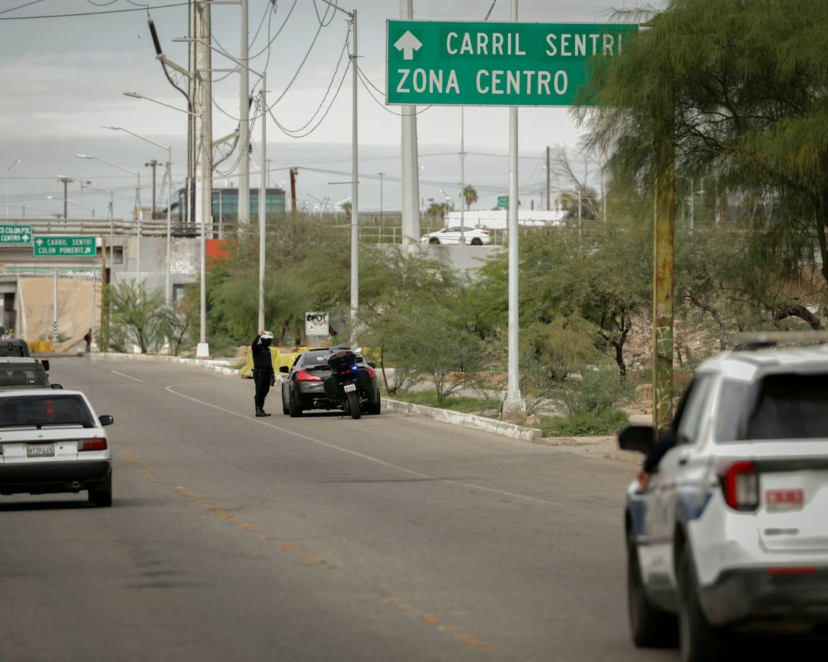 Un conductor que intentaba ingresar a Estados Unidos por la línea SENTRI de Mexicali fue detenido por la Policía Municipal tras ignorar las indicaciones de un agente de tránsito y estar a punto de atropellarlo. Foto: Javier Gallegos