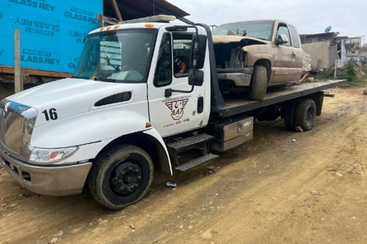 Aseguran dos autos robados en cateos de la FGE