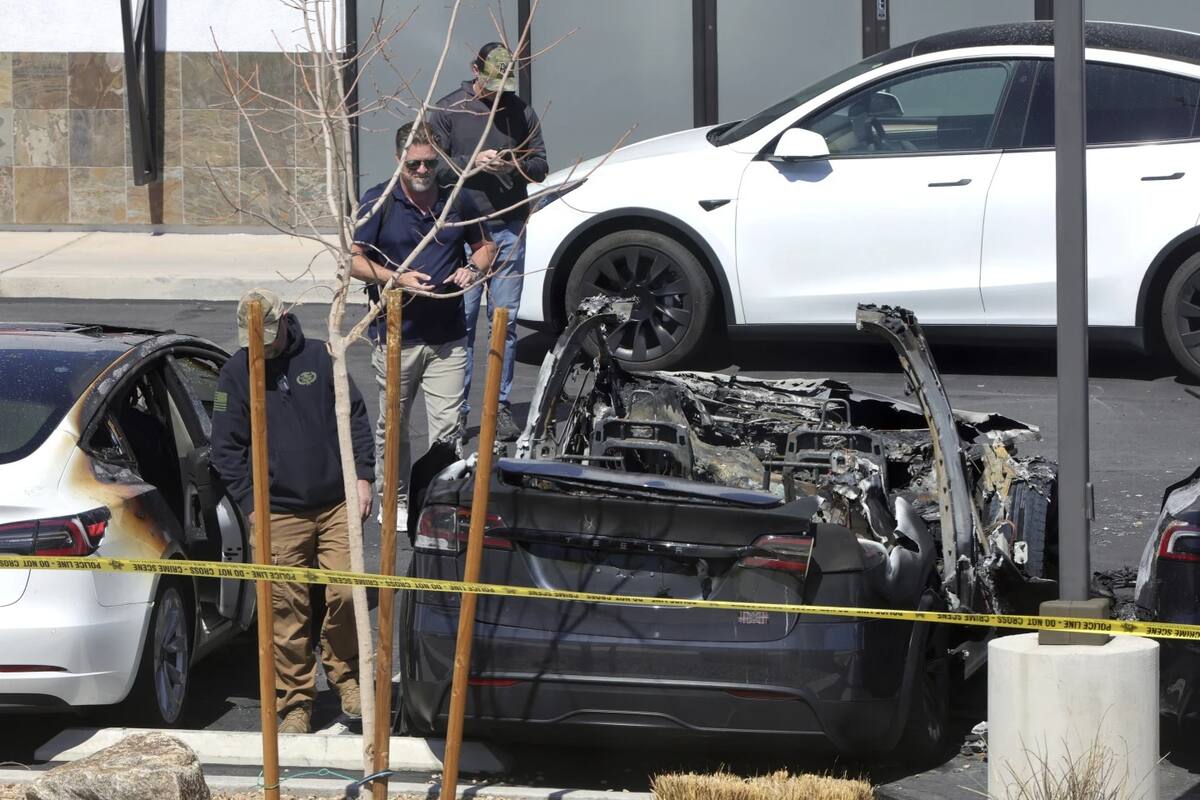 Funcionarios encargados de hacer cumplir la ley investigan incendios de vehículos en un centro de colisiones de Tesla el martes 18 de marzo de 2025, en Las Vegas. | Crédito: Steve Marcus/Las Vegas Sun vía AP