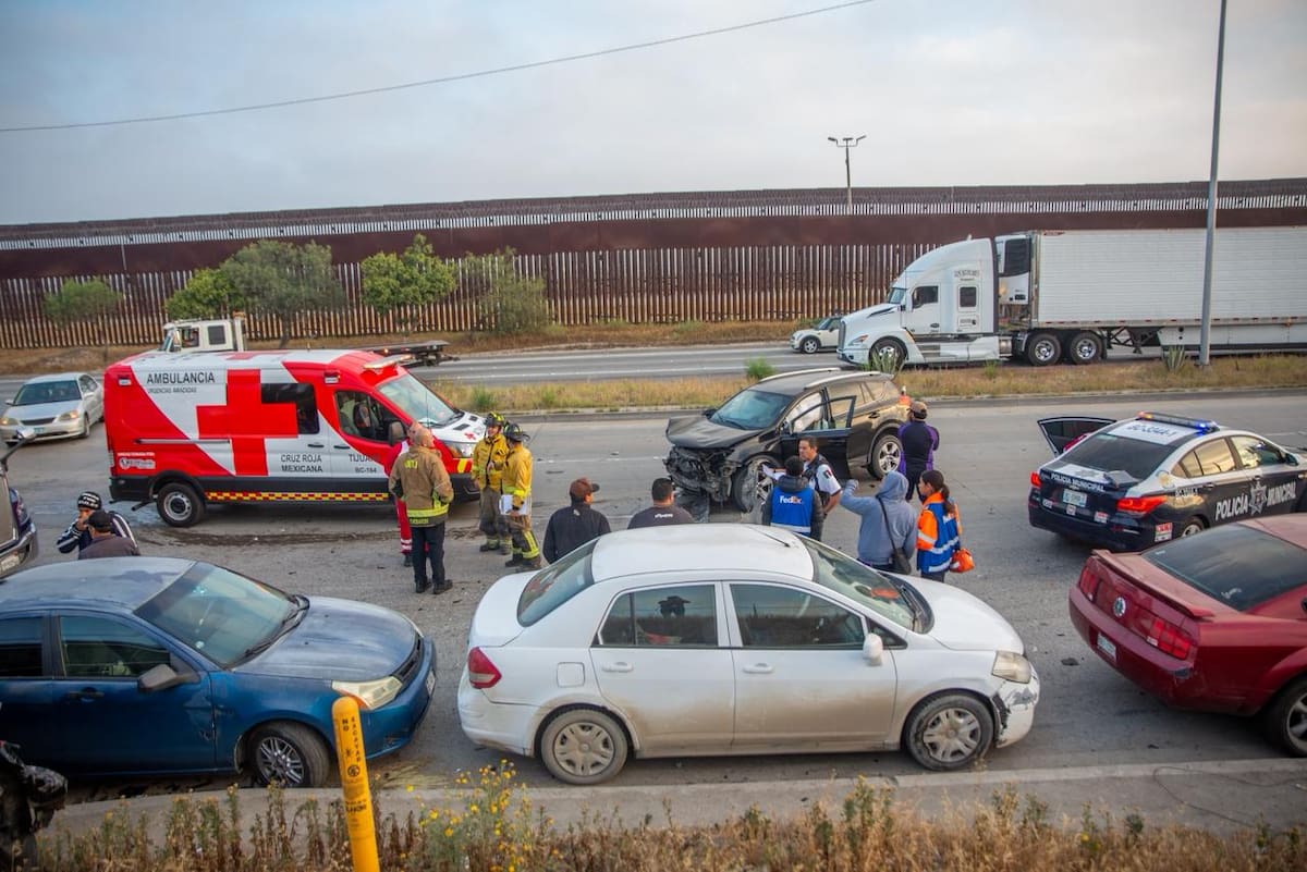 Tres vehículos y un peatón se vieron involucrados en el accidente; no se reportaron lesiones graves. Foto: Border Zoom