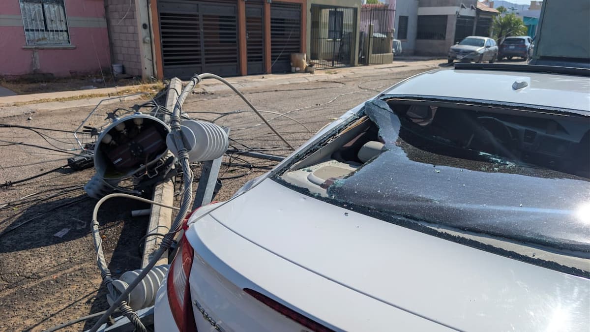 Habitantes de Villas del Real reportaron una noche sin energía eléctrica y con cableado sobre la vía pública tras los daños ocasionados por la tormenta.