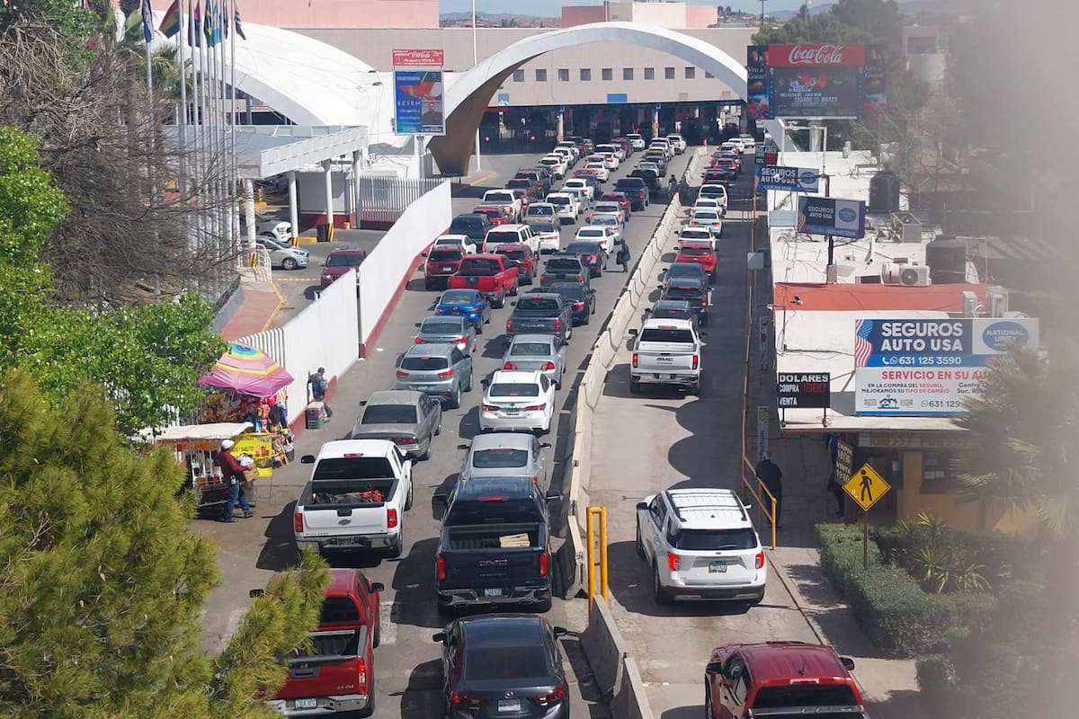 Persisten largas filas en garitas de Nogales