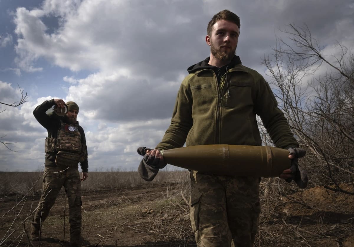 ARCHIVO - Soldados ucranianos llevan proyectiles para disparar contra posiciones rusas en la línea del frente, cerca de la ciudad de Bakhmut, en la región ucraniana de Donetsk, el 25 de marzo de 2024. | Crédito: AP/Efrem Lukatsky, Archivo