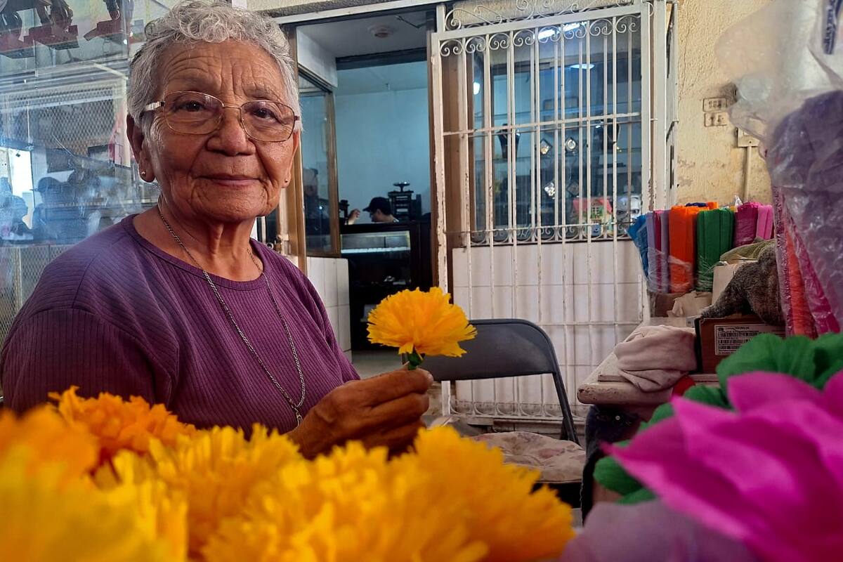 Transforma María Jesús el papel en hermosas flores