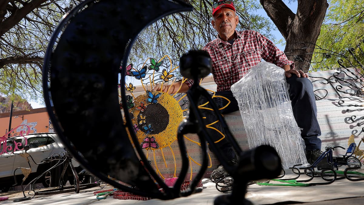 Sergio Alonso da vida al fierro y lo convierte en arte que vende en el Centro de Hermosillo