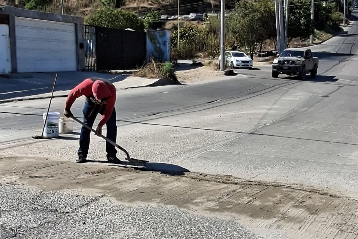 ‘El Bachoman’: el hombre que tapa baches y da desayunos a quienes más lo necesitan