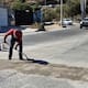 Don Mario: El hombre que tapa baches y da desayunos a quien lo necesitan