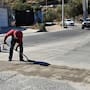 Don Mario: El hombre que tapa baches y da desayunos a quien lo necesitan