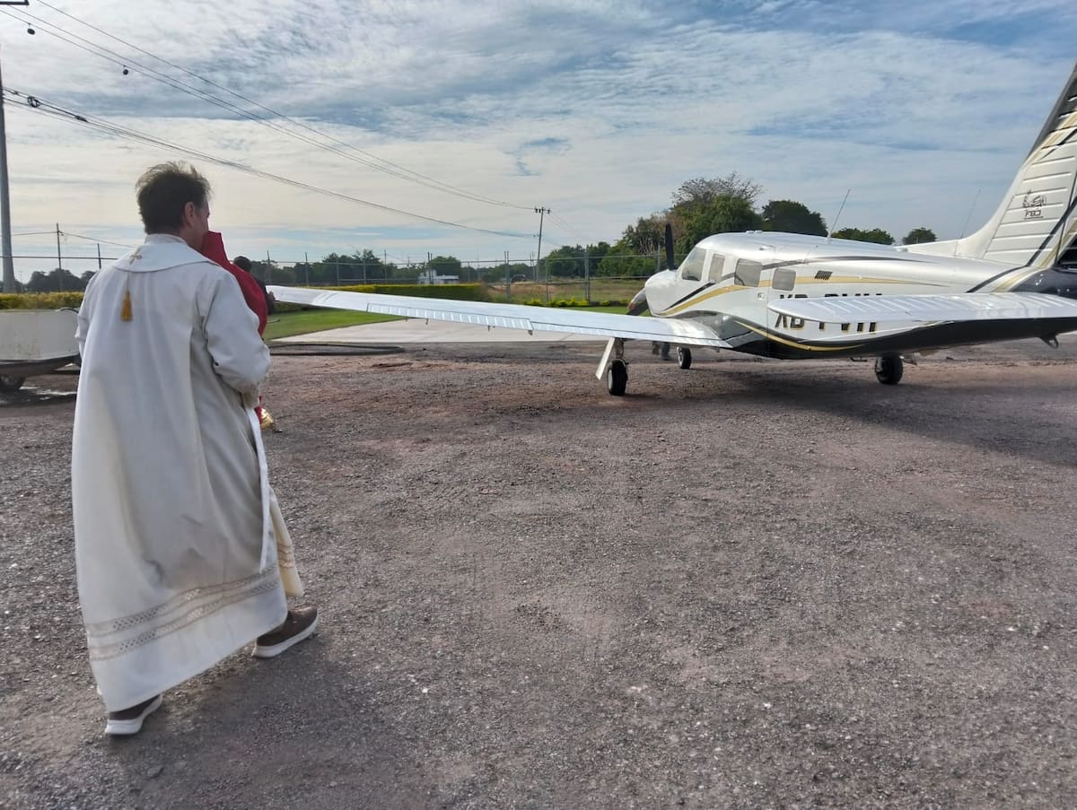 El sacerdote Víctor Hugo Trujillo realizó un sobrevuelo en avioneta con el Santísimo Sacramento para bendecir los campos agrícolas del Valle del Yaqui y del Mayo. (Foto: Cortesía)