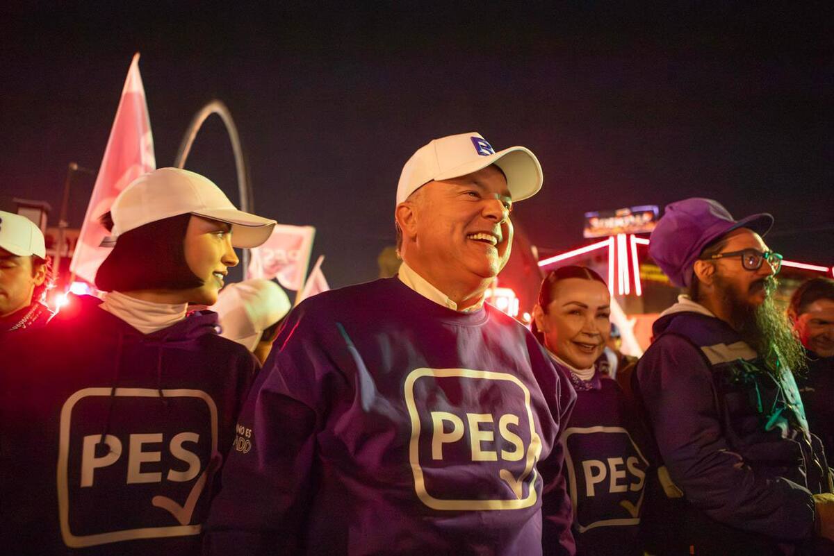 Miguel Ángel Badiola estuvo acompañado de su familia y apoyado por candidatos a diputaciones locales.