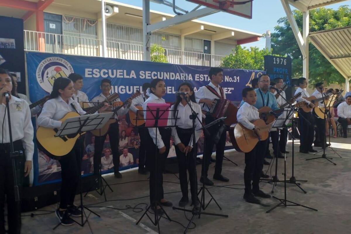 Celebran 43 años de la Escuela Secundaria Miguel Ángel Loya
