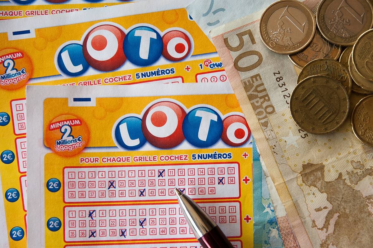 Abuela gana millonario premio en la lotería, pero pensó que se trataba de una estafa y casi lo pierde