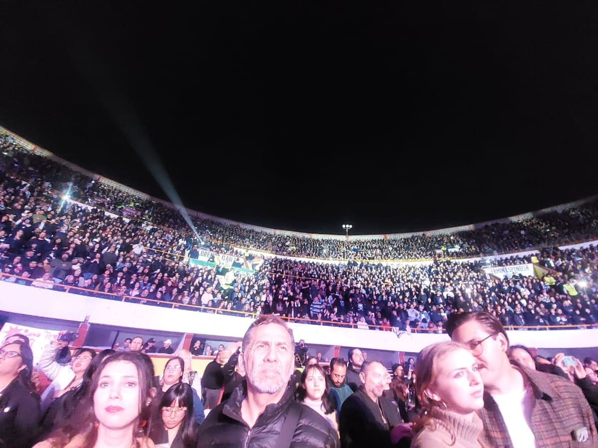 La banda ofreció una noche llena de clásicos como “Pero aquí no es así” ante miles de fanáticos. Foto: Andrea García