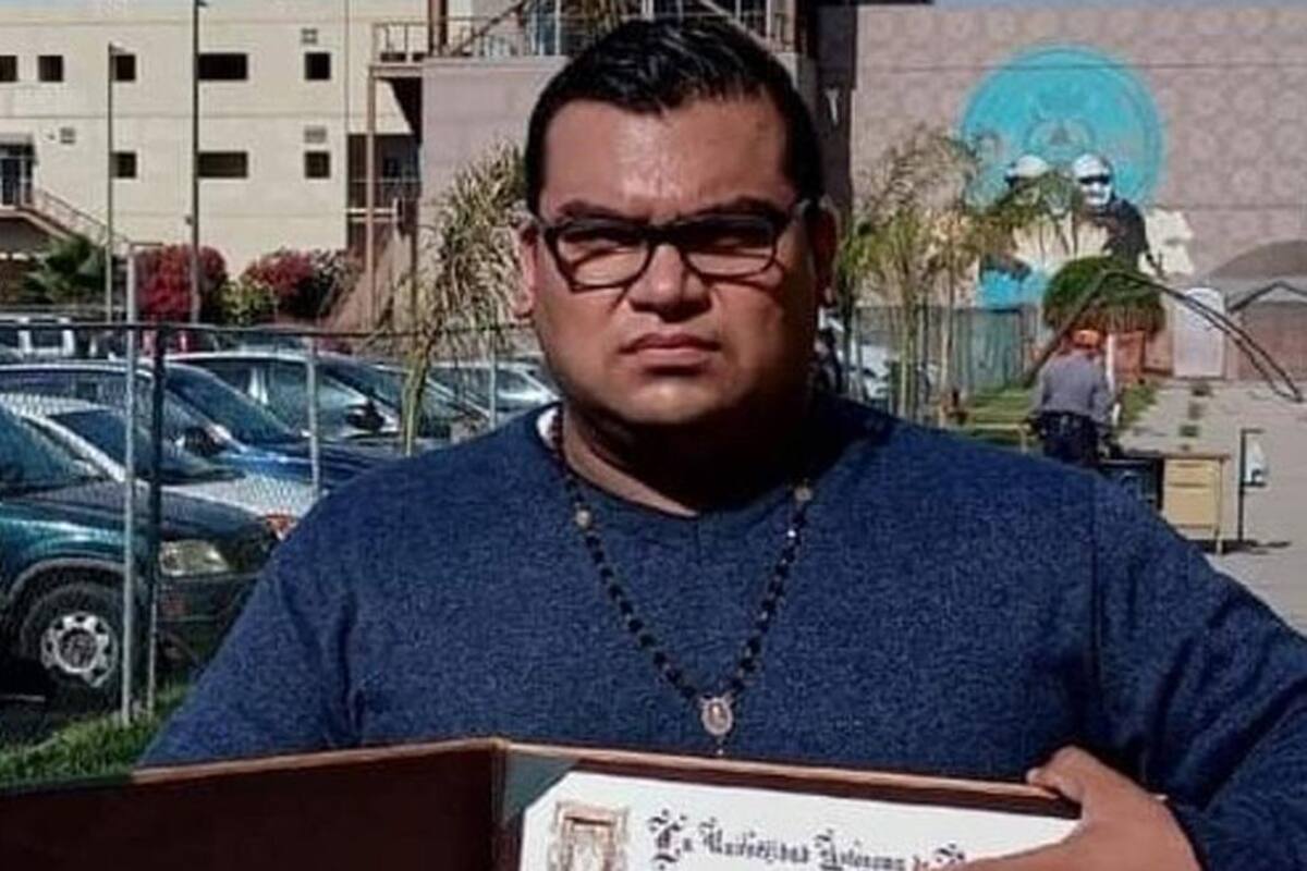 Entregan mérito escolar a egresado de UABC Ensenada que causó polémica por discurso