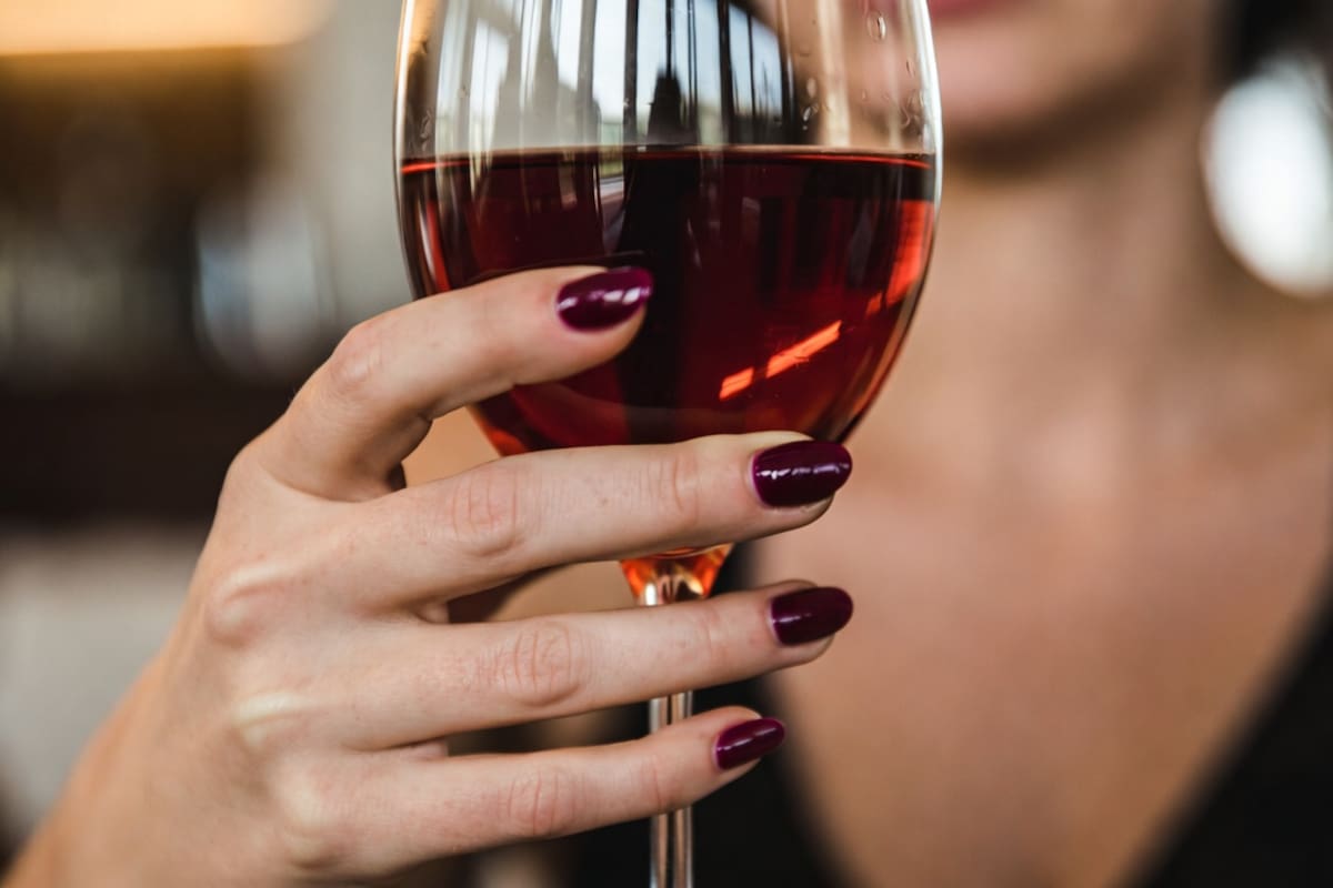 Manicura en tonos vino y burdeos: sofisticación atemporal