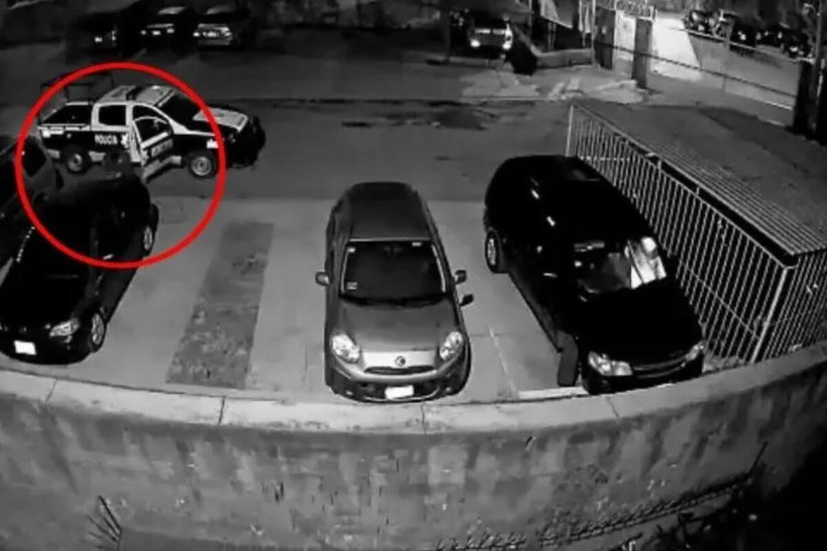 VIDEO: Policías se hacen ladrones; roban autopartes
