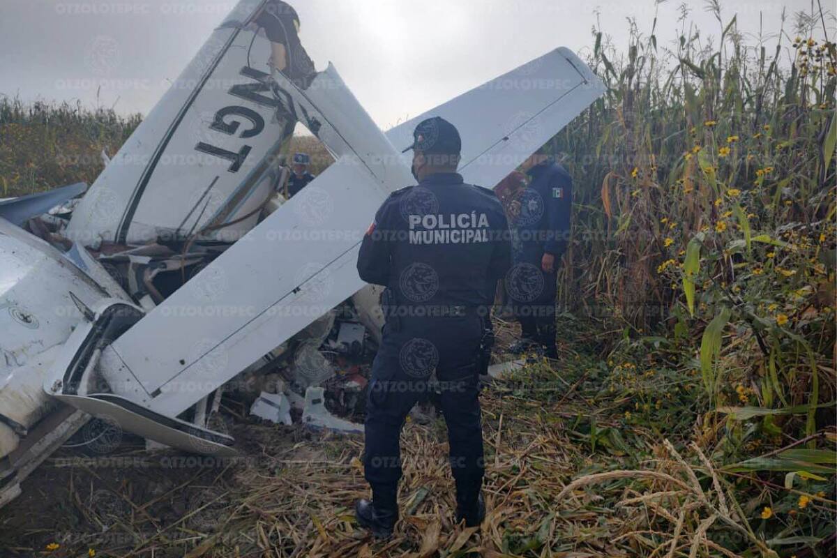 Tres personas fallecidas tras desplome de avioneta en Otzolotepec, Edomex