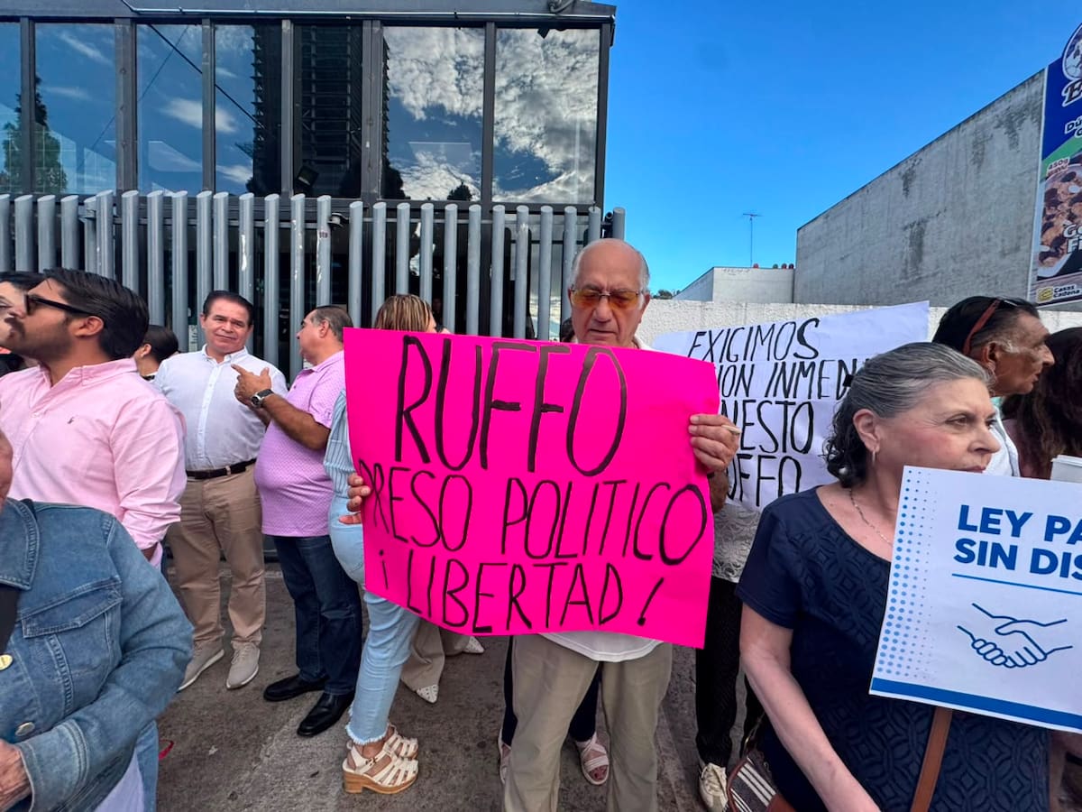 Decenas de personas se congregaron frente a las oficinas de la FGR en Tijuana para pedir la liberación del exgobernador Ernesto Ruffo Appel, detenido el pasado 16 de julio.
Fotos: Omar Martínez/ Border Zoom.